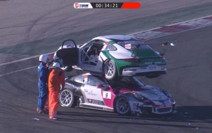 Спортивный Porsche во время гонки заехал на крышу другого авто