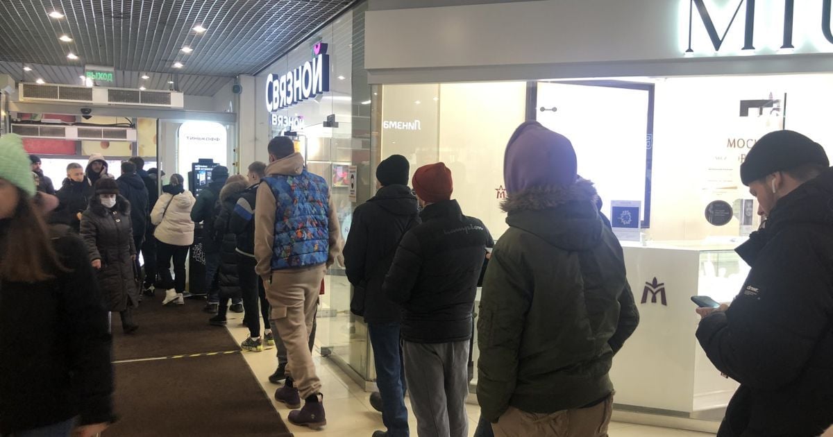 В Москве люди стоят в огромных очередях к банкоматам из-за отключения SWIFT (фото и видео)