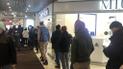 В Москве люди стоят в огромных очередях к банкоматам из-за отключения SWIFT (фото и видео)