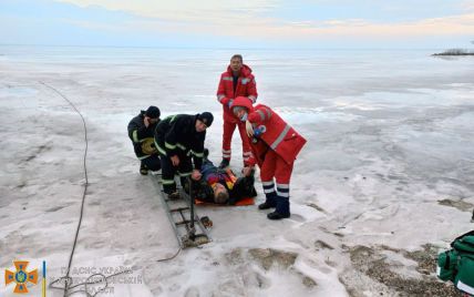 Один тримався на льоду, другий вибратися не зміг: на Дніпропетровщині під час риболовлі потонув чоловік