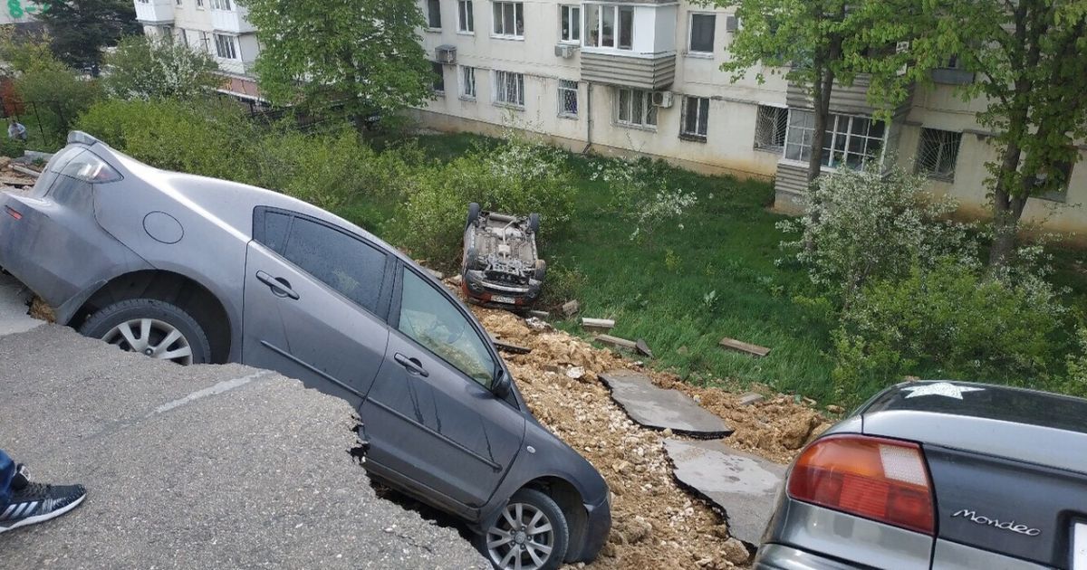 В оккупированном Севастополе грунт обвалился вместе с автомобилями