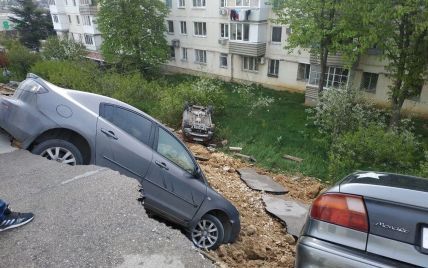 В окупованому Севастополі ґрунт обвалився разом з автомобілями