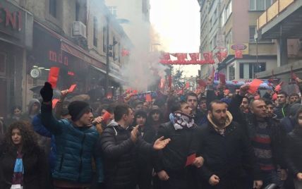 Фани "Трабзонспора" провели бурхливу антисуддівську акцію "Протест червоної картки"