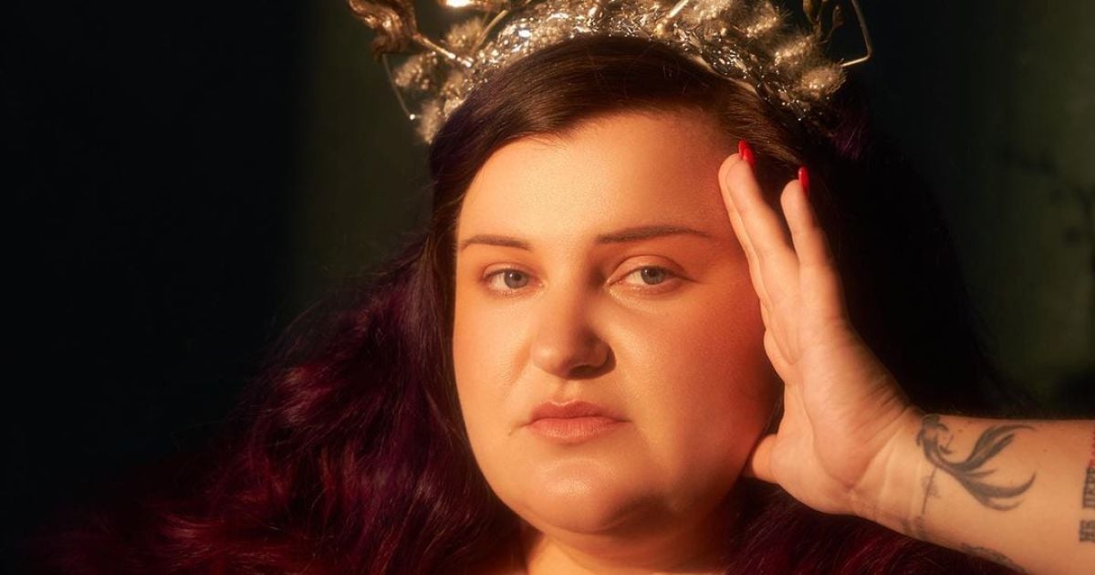 alyona alyona показала, как бойфренд лег головой на ее пышную грудь, и призналась ему в любви