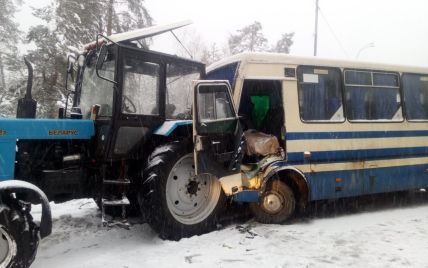 Под Киевом автобус врезался в трактор: семь человек получили травмы лица и головы