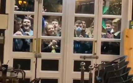 В Шотландии футбольным фанатам пришлось досмотреть матч сборной под стенами бара: видео разлетелось в соцсетях