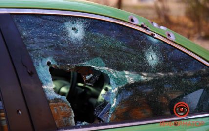 В Днепре агрессивный и нетрезвый мужчина расстрелял автомобиль возлюбленной (фото)