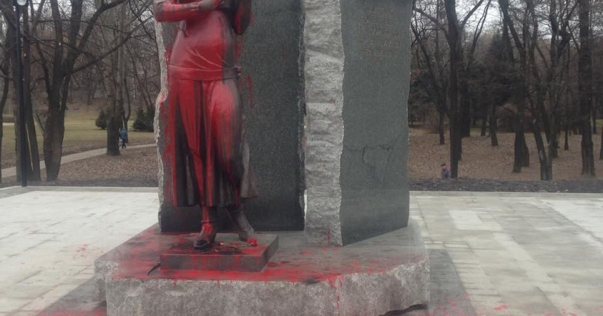 В правительстве пообещали восстановить оскверненный вандалами памятник Елене Телиге в Киеве уже сегодня