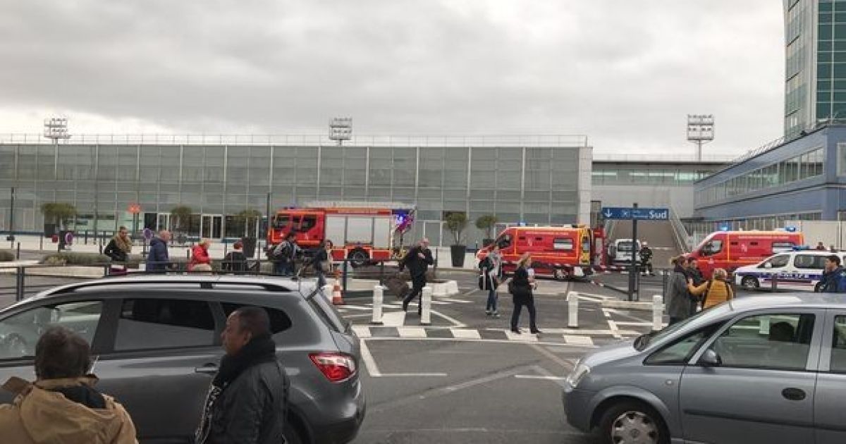 Подробности стрельбы в аэропорту Парижа исламист вцепился в горло солдата-женщины