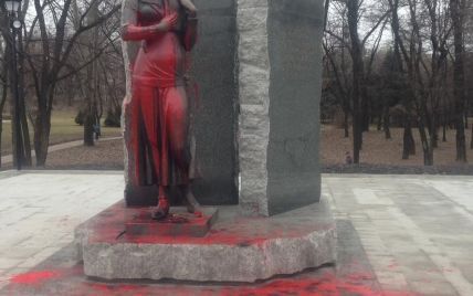 В уряді пообіцяли відновити спаплюжений вандалами пам'ятник Олені Телізі в Києві вже сьогодні