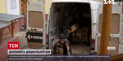 4 "буси" іграшок та канцтоварів: юні волонтери з Чернівців назбирали гуманітарну допомогу