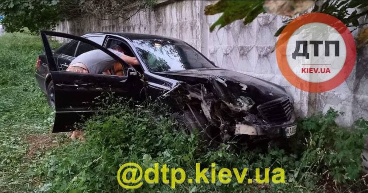 В Киеве несовершеннолетний водитель на Mercedes протаранил три автомобиля