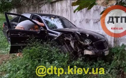 В Киеве несовершеннолетний водитель на Mercedes протаранил три автомобиля