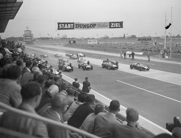 Автомобілі ревуть від стартової лінії на Гран-прі Німеччини на гонках Формули -1, що відбувалися 2 серпня 1959 року на трасі AVUS у Західному Берліні. / © Associated Press