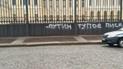 "Путин тупое писклявое чмо". В Питере на заборе Русского музея появилась оскорбительная надпись о президенте РФ