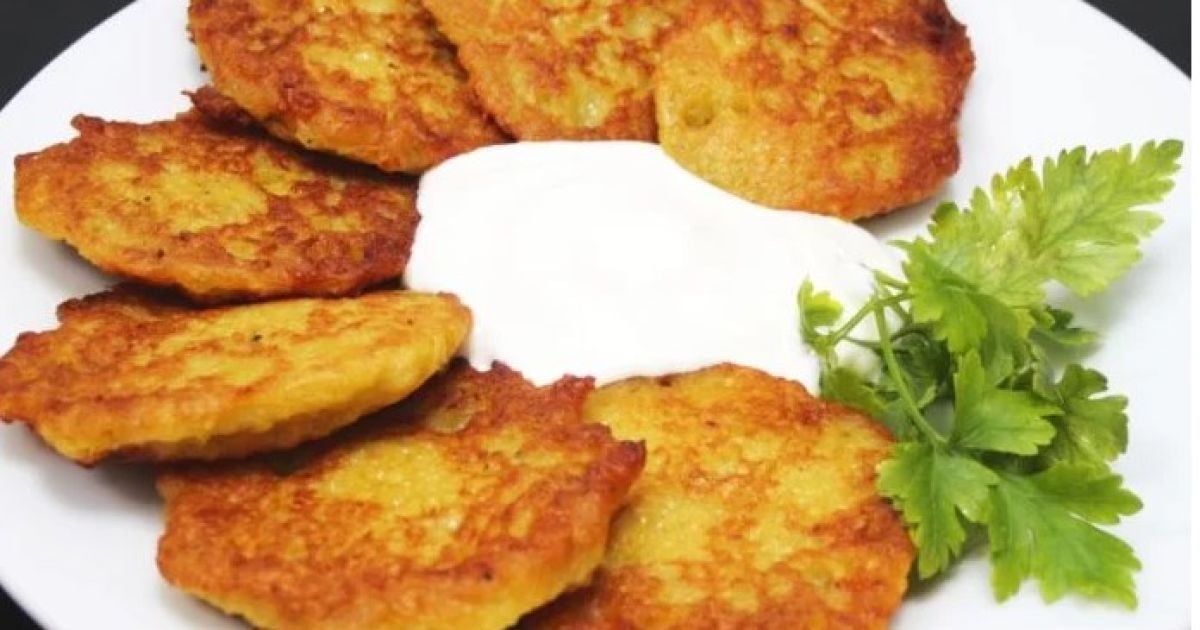 Картофельные драники с шкварками и луком