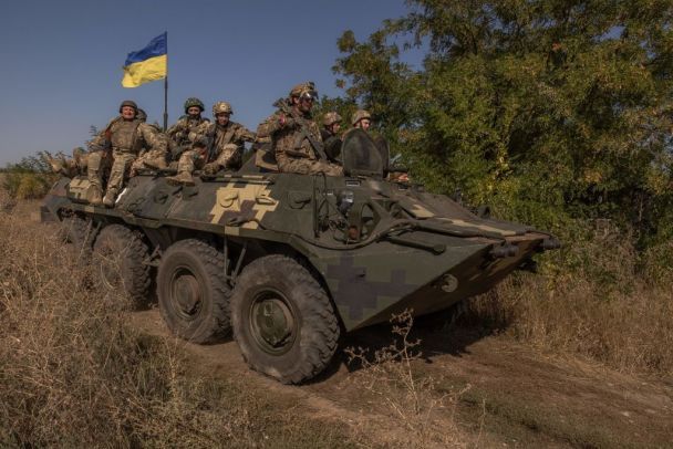 Українські військові на бронетехніці / © Getty Images