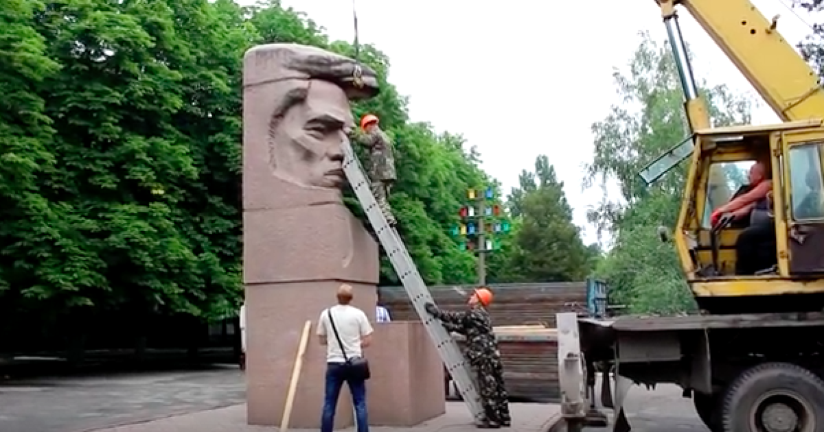 В Херсоне демонтировали памятник большевику
