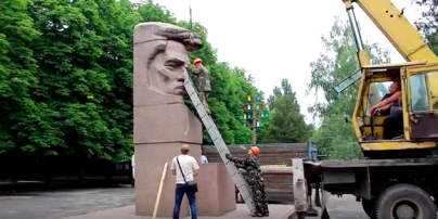 В Херсоне демонтировали памятник большевику