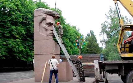 В Херсоне демонтировали памятник большевику