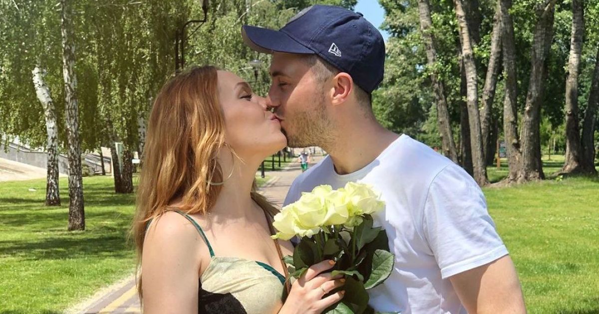 В третий раз беременная Alyosha трогательно поздравила Тараса Тополю с 33-летием