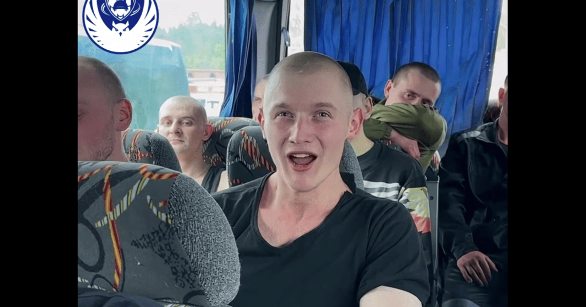 Первые минуты на родной земле: освобожденный военнопленный спел "Червону калину" (видео)