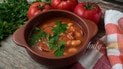 Томатний суп з куркою квасолею та овочами