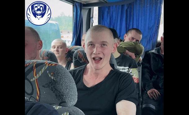 Первые минуты на родной земле: освобожденный военнопленный спел "Червону калину" (видео)
