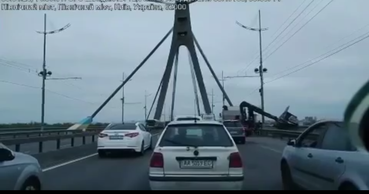 На Северном мосту в воду упала металлическая конструкция