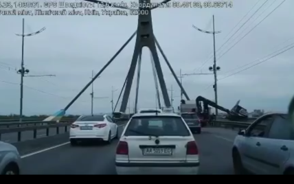 У Києві на Північному мосту в Дніпро впав МАФ: стали відомі подробиці
