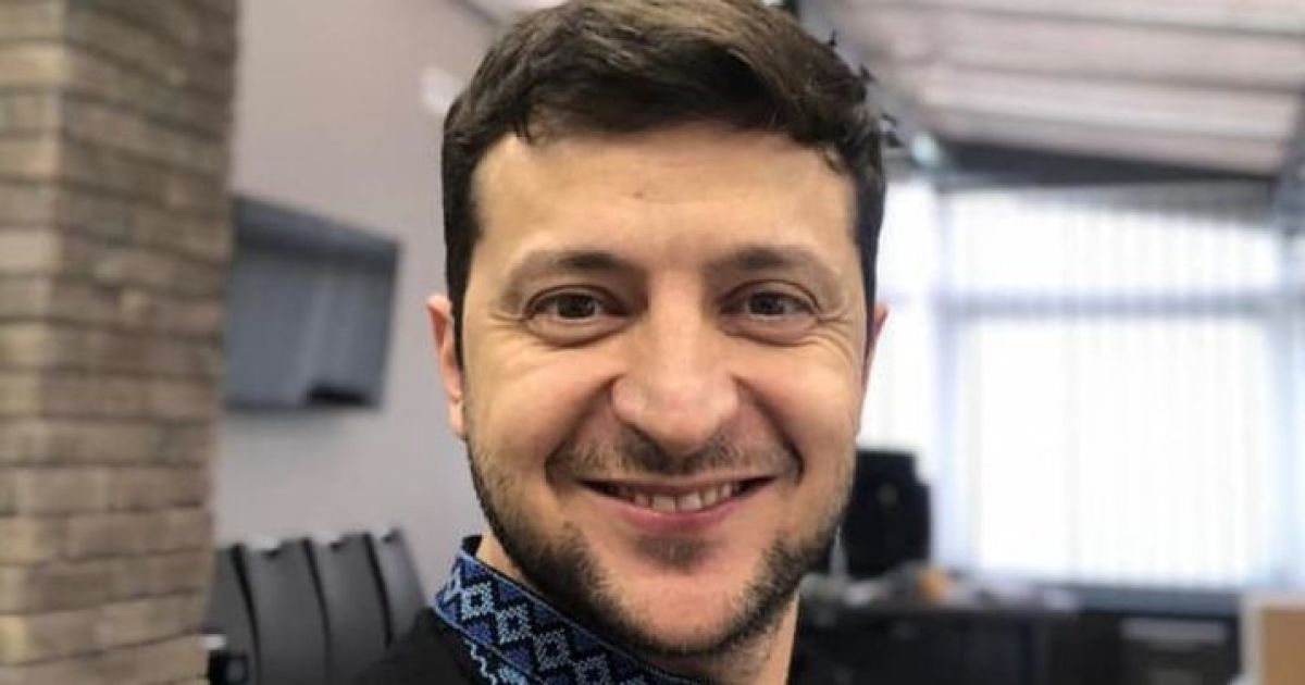Зеленский в вышитой рубашке поздравил украинцев с Днем вышиванки