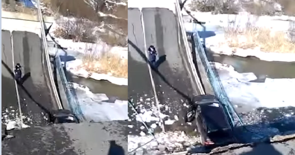 Мост упал на автомобиль