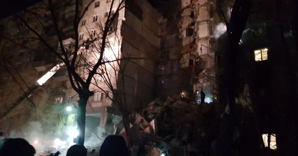 Рятувальники дістали двох загиблих з-під завалів будинку у Магнітогорську