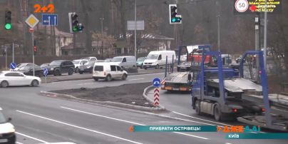 Аварийный участок трассы в Киеве получил островок безопасности