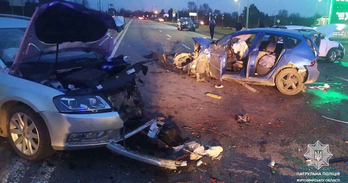 Поблизу Житомира сталася масова аварія: рух транспорту перекрито