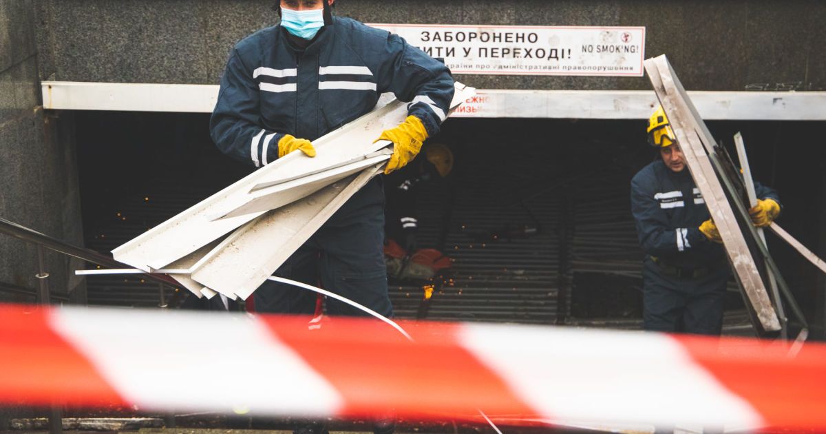 У переході на майдані Незалежності, де обвалилася стеля, працюють рятувальники