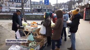 У Києві після тривалої комендантської години запрацював громадський транспорт і продовольчі магазини