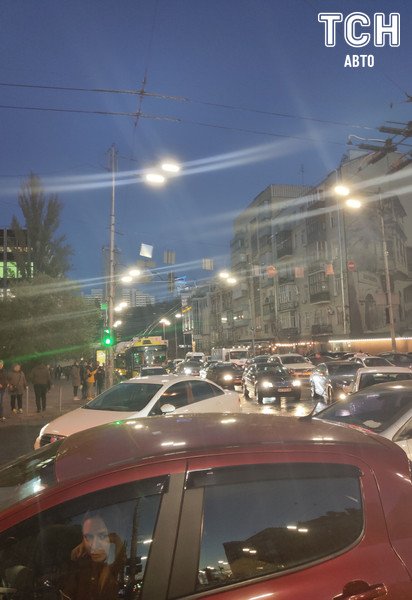 Провал асфальту у центрі Києва_8 / © facebook.com/Паша Дячек