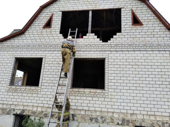 В Одеській області хлопчик застряг на даху недобудови