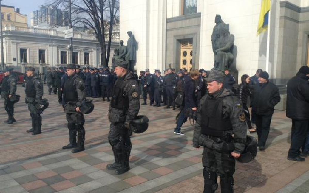 Здание охраняет кордон милиции / © twitter.com/ostro_v