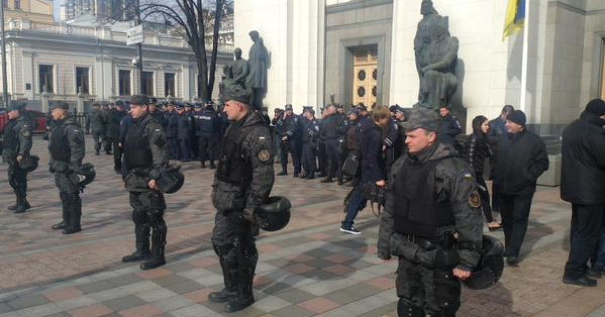 Будівлю охороняє кордон міліції / © twitter.com/ostro_v