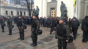 Будівлю охороняє кордон міліції / © twitter.com/ostro_v