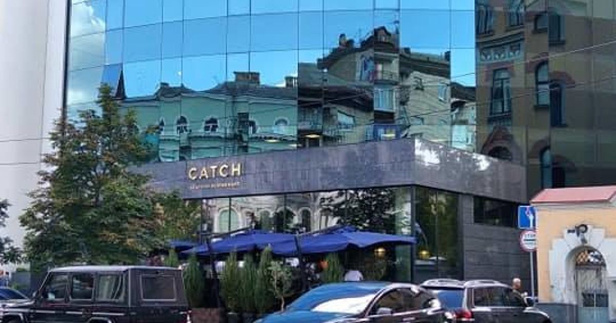 Андрей Богдан припарковал свою Tesla прямо посреди дороги: активисты сделали фото