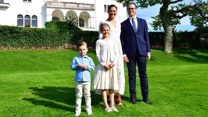 Шведська кронпринцеса Вікторія із сім'єю