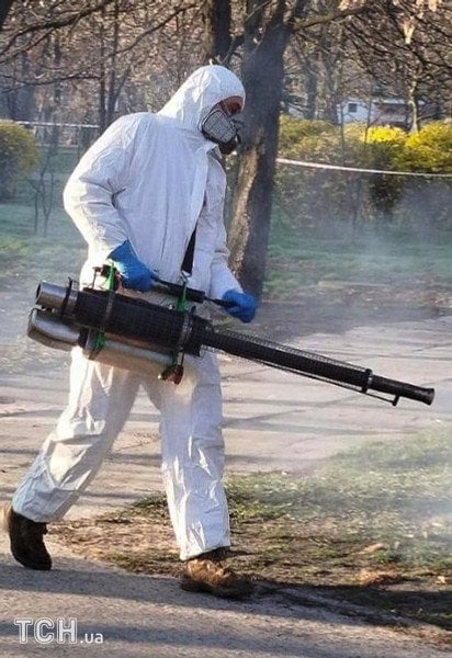 Ховаються у мікрозонах: як непомітно для себе занести кліщів у двір і де вони чекають на жертву