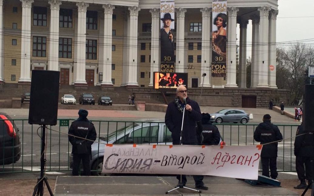 Антивоенный фитинг в Москве (фото из Facebook Романа Цимбалюка) / © 