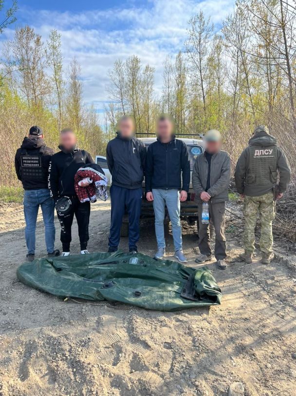 Закарпатские пограничники поймали уклонистов.