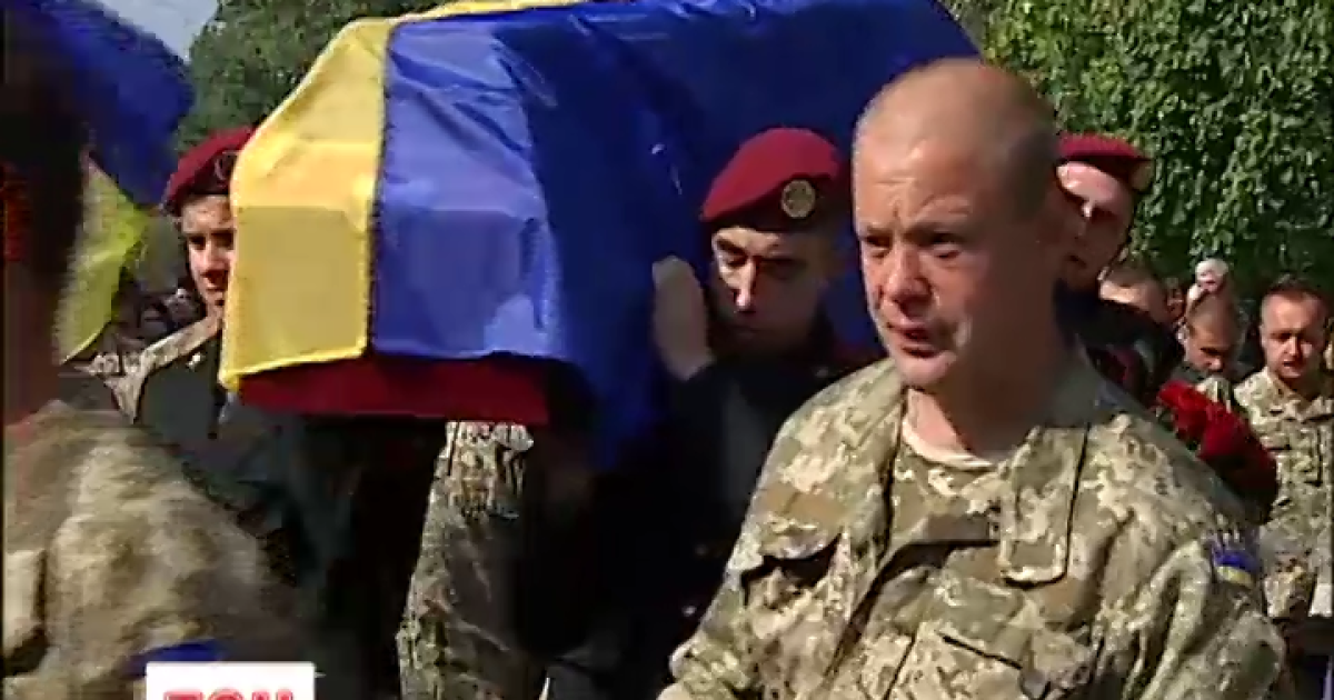 Проститься с бойцом пришло несколько сотен людей.