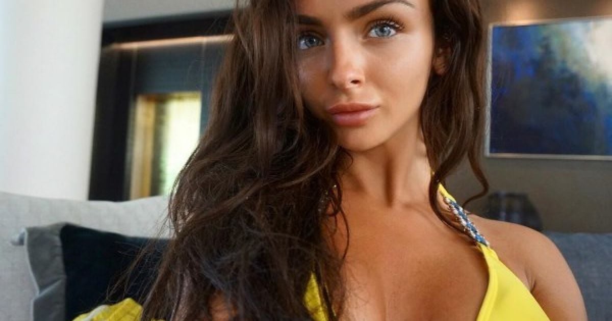 Блакитні очі і спокусливі форми. Що постить у своєму Instagram британська шоу-діва
