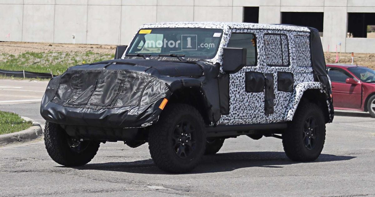 В Сети появились шпионские фото интерьера нового Jeep Wrangler